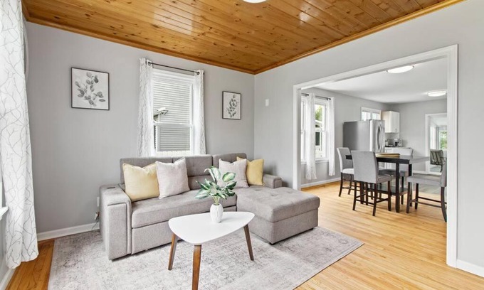 Bristol House | Stylish, Relaxing & Comfy 3 BDR Home