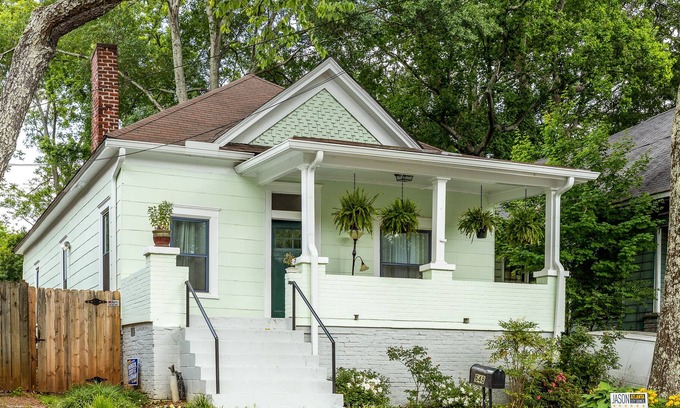 West End House | Stylish Renovated Bungalow on Trendy Westend Beltline-High Ratings on Airbnb
