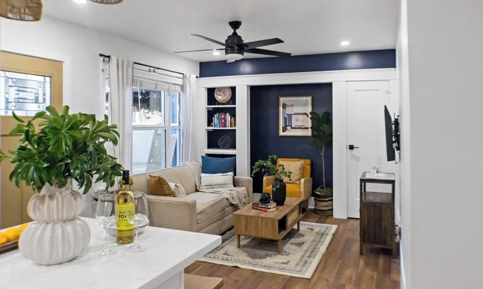 Willmore Apartment | Stylish Rental Near Downtown, Beach & Parks. Fast WiFi, Pet Friendly & Parking.