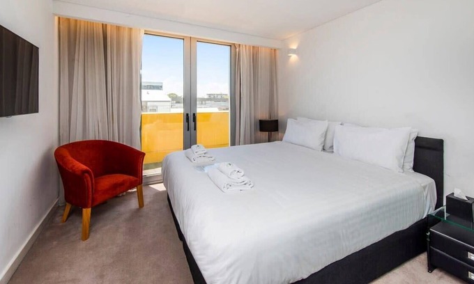 Perth Apartment | Stylish Room - Enjoy City Views on Rooftop Terrace