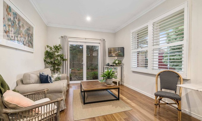 Orange House | Stylish Sale Street Studio - Walk to Town