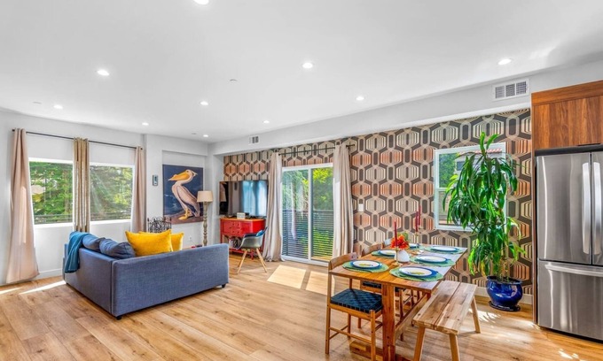 Sherman Oaks House | Stylish Sherman Oaks Townhouse W/3 Master Suites