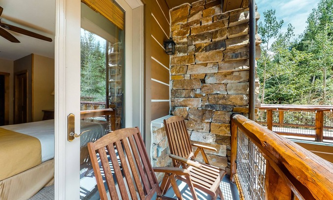 River Run Condo | Stylish ski-in/ski-out retreat with heated outdoor pool, hot tub, & sauna