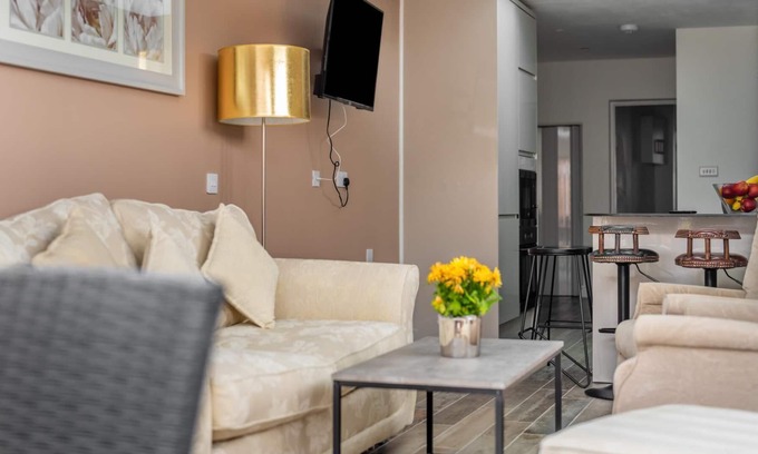 Southall Broadway Apartment | Stylish & Sleek 3BD Home including Guest House in Southall