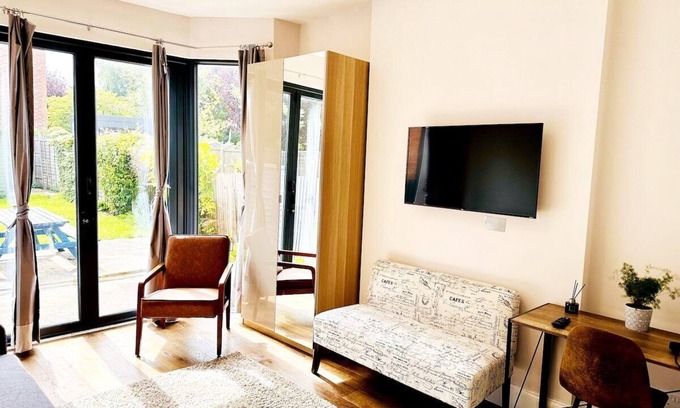 Harrow House | Stylish & Spacious Urban Oasis