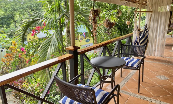 Valle Pura Vida Apartment | Stylish studio apt with a veranda, parking and full kitchen. For 2-3 people.