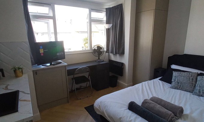 Streatham South Apartment | Stylish Studio in Streatham! Stroll to the Station!