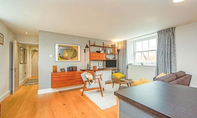 Wells Apartment | Stylish two bed flat, city centre, free parking