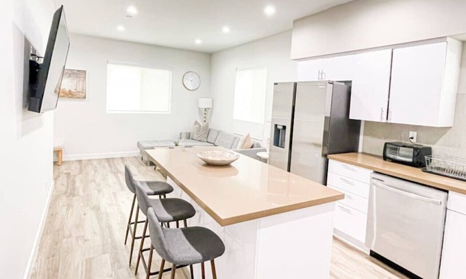 View Park-Windsor Hills House | Stylish Townhouse in Mid City -CR2-CUL