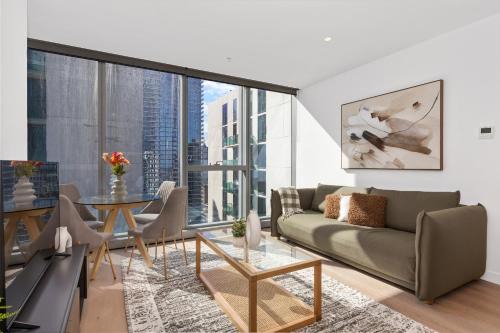 Melbourne Central Business District Apartment | Stylish & Vibrant Apt In Best Location w Gym, Pool