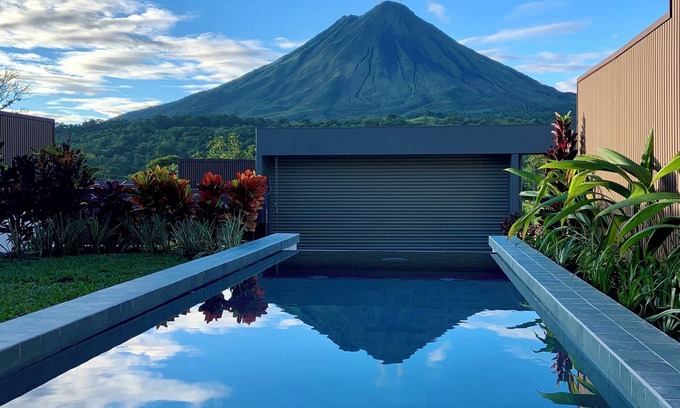 Barrio Pilo Villa | Stylish Volcano Villa w/Jacuzzi & Private Pool, volcano views, sun deck, WiFi