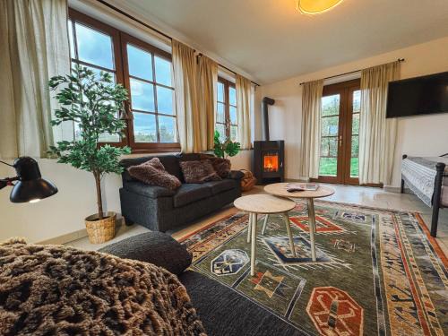 Varvazov House | Stylová Lodge s vlastním koupáním, krbem & Netflix