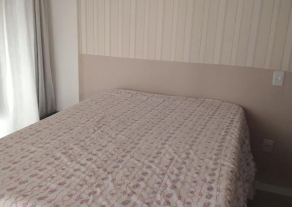 Andorinha House | Suíte 1 com cama de casal,em apartamento compartilhado ar condicionado, tv, e Wi-fi -frigobar