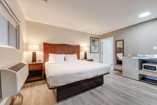 Cortez Hotel | Suburban Studios near Mesa Verde
