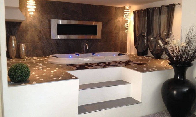 Les Mayons Apartment | Suite 100m2, garden 1000m2, private pool and jacuzzi, 35 km from St. Tropez