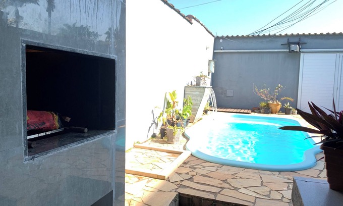 Jabaquara Cabin | Suite 5 minutes from the beach in a cozy house with pool and garage.nn