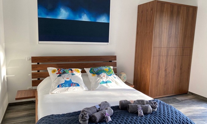 Saint-Paul-en-Foret Bed & Breakfast | Suite Kean Climatisée vue Piscine au Calme Dans le Var