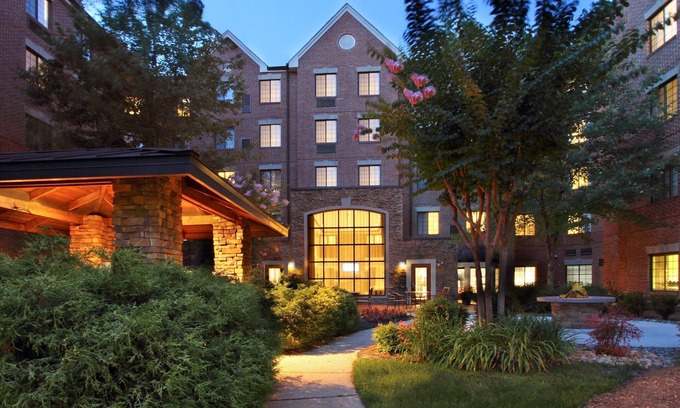 McLean Condo | Suite Near DC | Free Breakfast + On-Site Fitness Center | Great for Business Travelers!