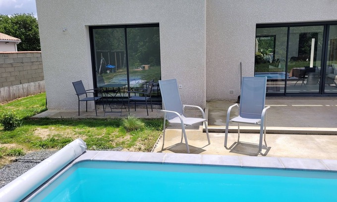 Saint-Lieux-les-Lavaur Bed & Breakfast | Suite Parentale, Avec vue sur Piscine au Coeur du Tarn