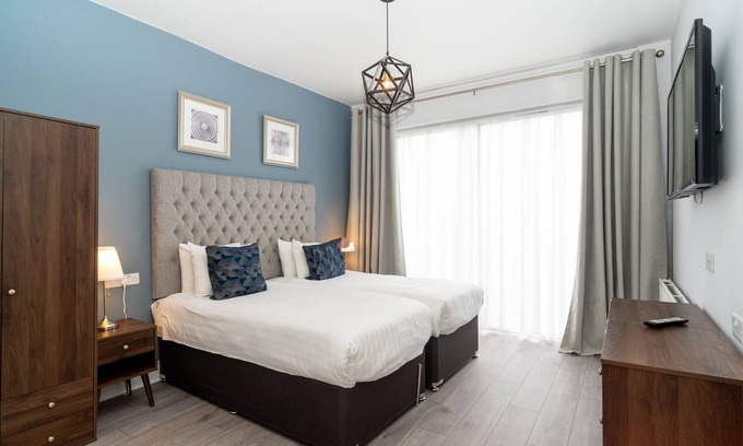 Childs Hill Apartment | Suite-Private Bathroom-Family Suite