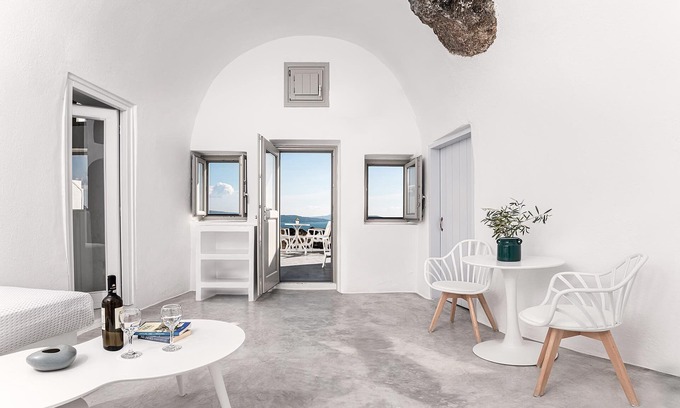Oia Hotel | Suite with Private Hot Tub