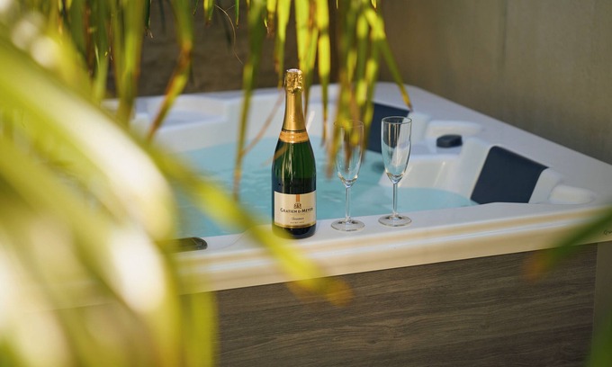 Cognac Apartment | Suite with private Jacuzzi in the city center!