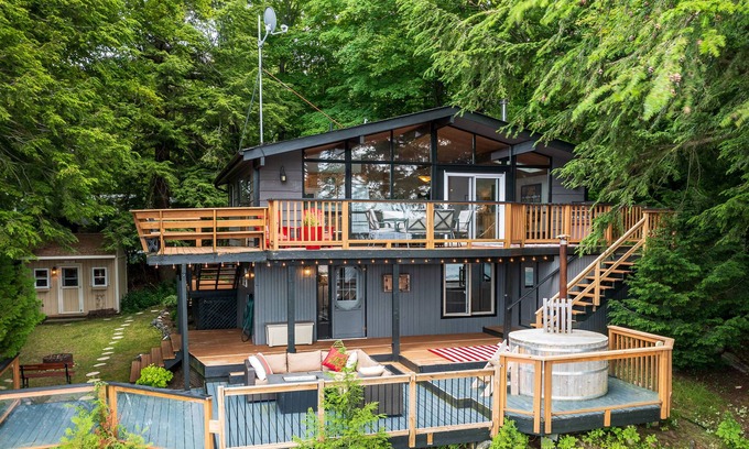 Bala Cabin | Summar Getaway on Lake Muskoka! Hottub, Canoe, Kayak, BBQ, Patio
