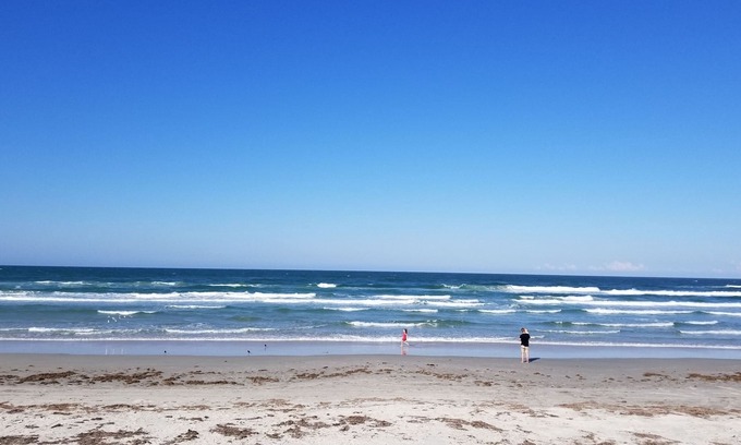 New Smyrna Beach House | SUMMER BEACH DEALS SUGARMILL CC SHORT RIDE TO THE BEACH AND ALL.