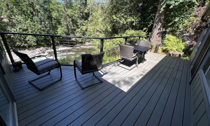 Battle Ground House | Summer Dreams Come True at The River House Retreat! 10 min to Battle Ground,