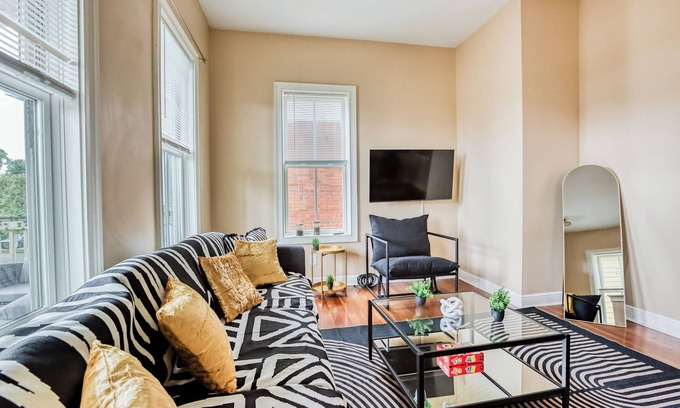 Metropolitan Apartment | Summer in Savannah - 5 mins to DT & Forsyth - Mini Gym