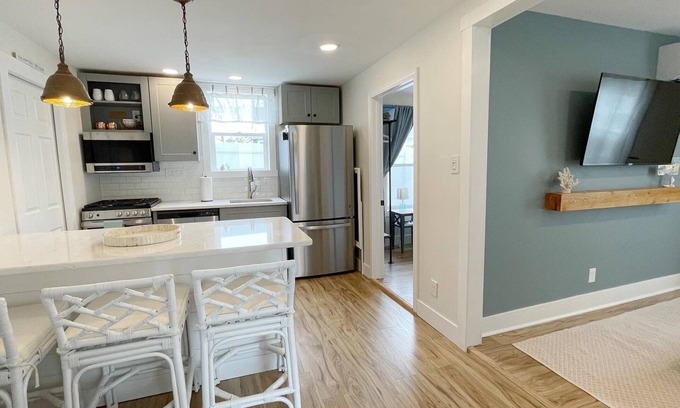 Hampton Cottage | Summer Wind cottage - newly renovated - sleeps 6
