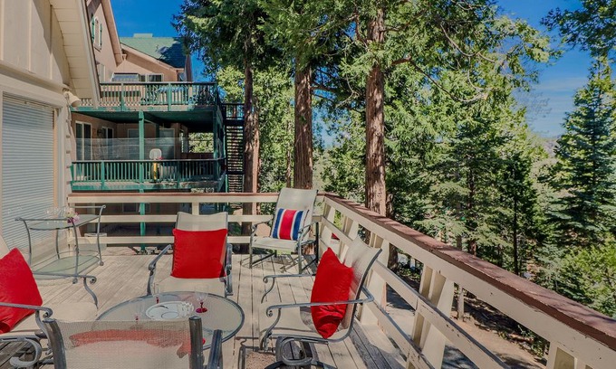 Blue Jay House | Summerhill Cottage with Game room. Pool table and access to Lake Arrowhead