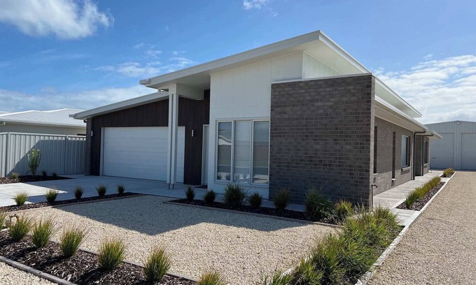 Waterhouse House | Summersalt - WiFi - 11 Cobb and Co Way