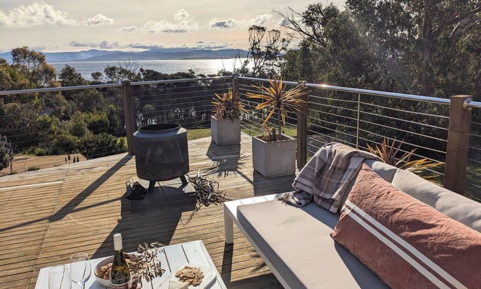 Alonnah House | Sun-drenched with spectacular views. Central location for exploring Bruny.