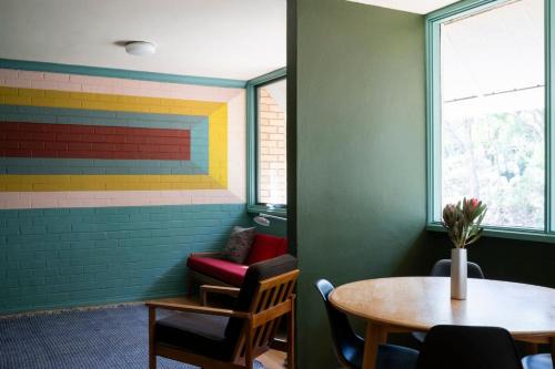 Campbell Apartment | Sun filled 1BR APT 2 mins to Legacy Park - Hosted by Canstay