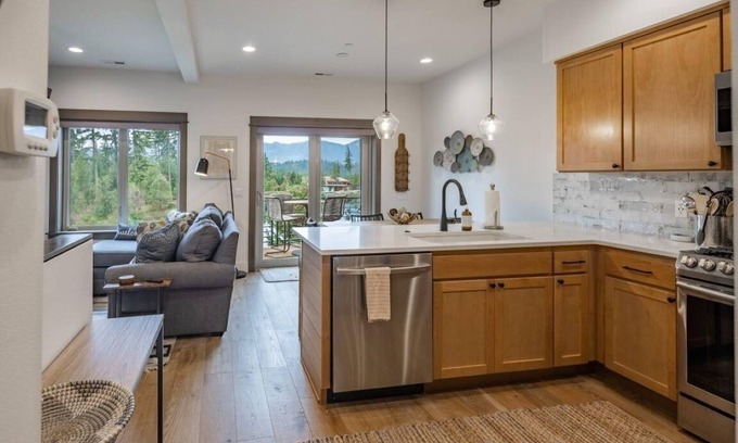 Cle Elum Ski Chalet | Suncadia 2 Bdrm Village Chalet Water Mountain View