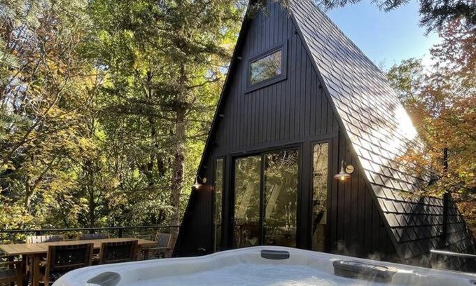 Sundance House | Sundance A-Frame 5 Min Walk to Resort & XL Hot Tub