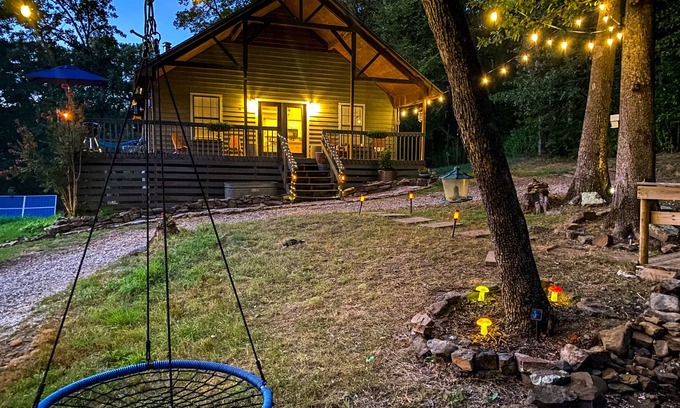 Mountainburg Cabin | Sundance Cabin: 20 acres w/hot tub + mountain view