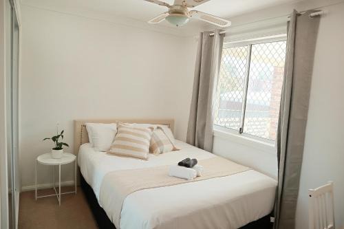 Auburn House | Sunlit Double room with shared bathoom
