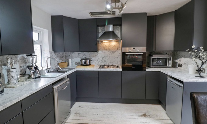 Shelsley Beauchamp Cottage | SUNNINGDALE, family friendly, with open fire in Lower Broadheath