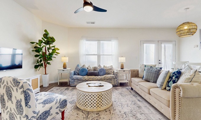 Goose Creek Condo | Sunny 2BR Pool View in Pet Friendly Resort w/Pool Access