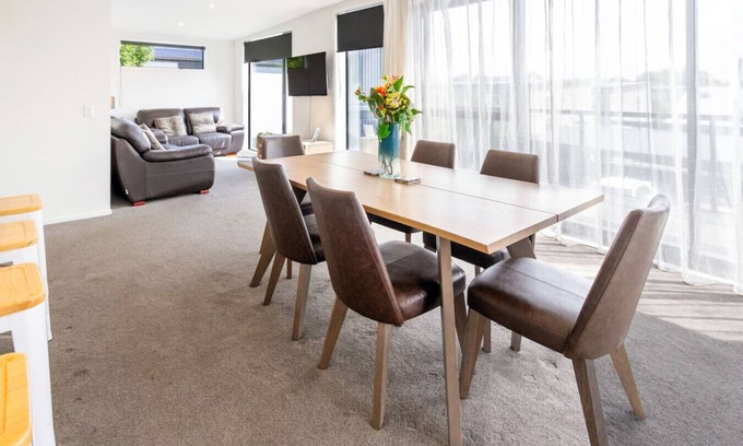 Christchurch City Centre House | Sunny 3BR Haven: Modern Comfort for 7 with Carpark