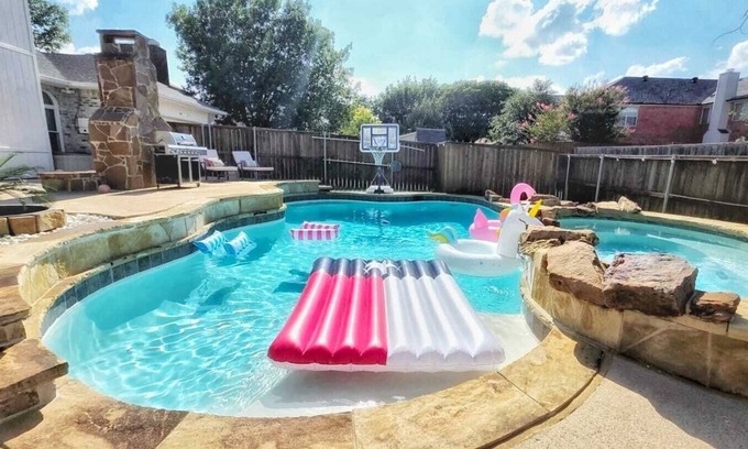 Allen House | Sunny Allen Stay 4BR/2BA Sparkling Pool + Grill