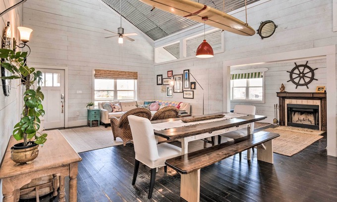 Crystal Beach Cottage | Sunny Bolivar Stilted Cottage: Walk to Beach!