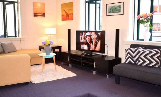 Te Aro Apartment | Sunny Central Large CBD Apartment (v13)