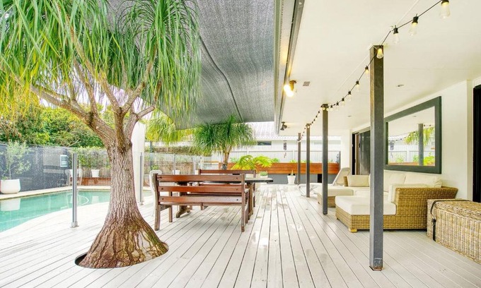 Broadbeach Waters Villa | Sunny Days Poolside at an Entertainer's Oasis