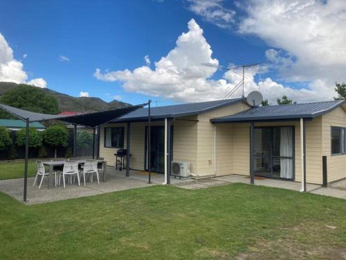 Lowburn House | Sunny Escape in Old Cromwell