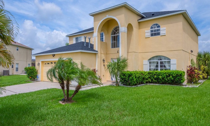 Crescent Lakes House | Sunny Hideaway Villa