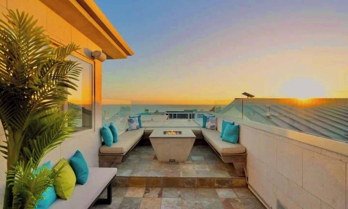 The Strand House | Sunny Home by the Beach | Free Parking