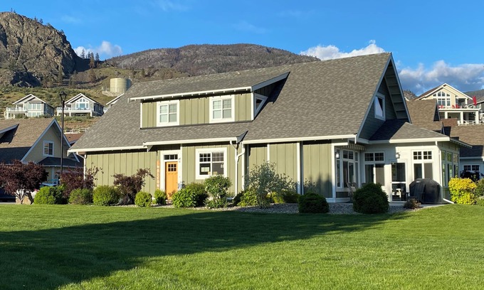 Okanagan-Similkameen Cottage | Sunny Lakeside Cottage.